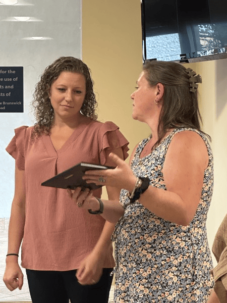 jaime platt receives recovery champion award from heather ward